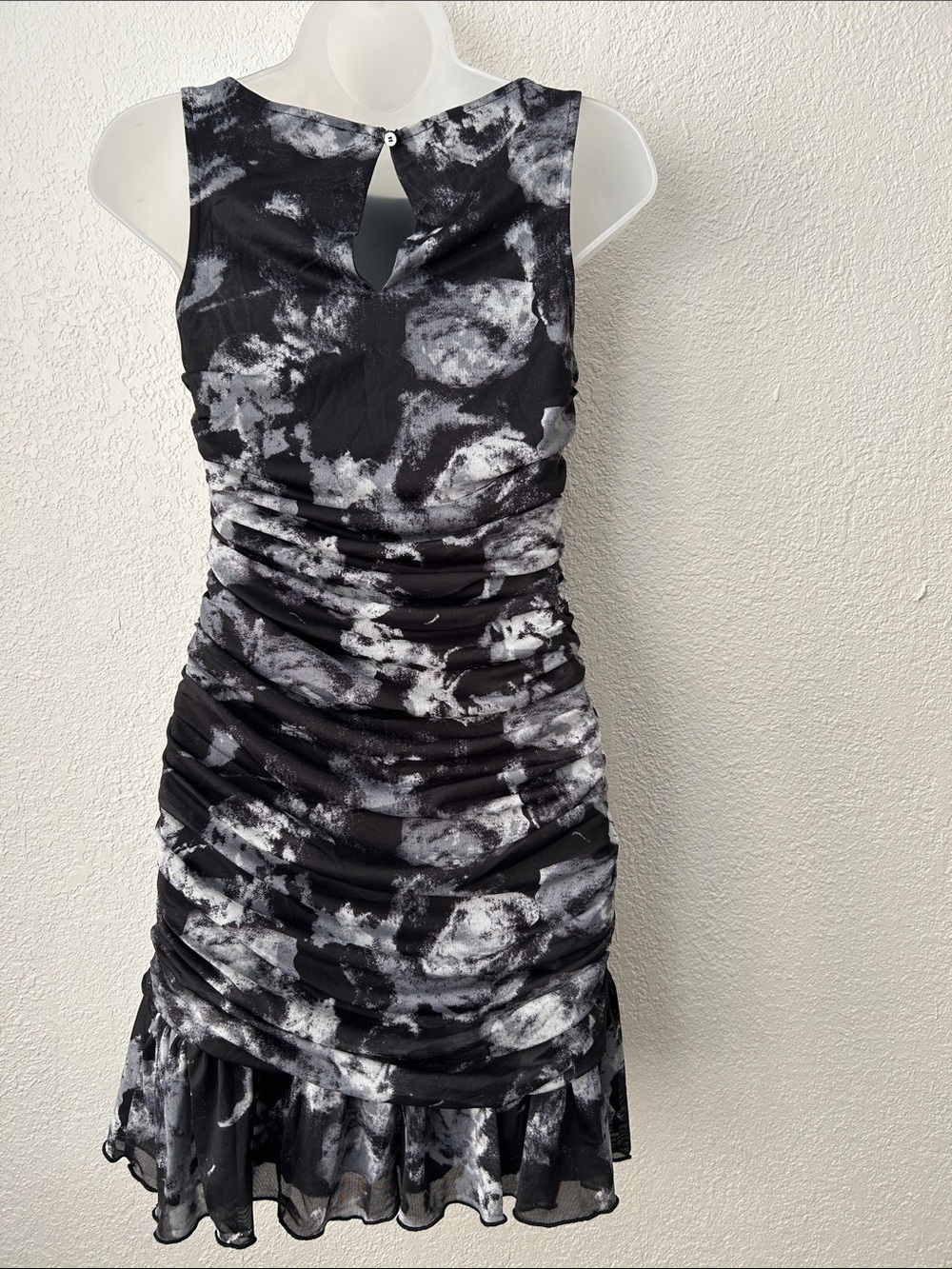 Forever 21 Size S RUFFLE ABSTRACT ROSETTE MINI DRESS - Picture 3 of 9